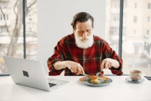 Como os hábitos alimentares influenciam a longevidade: segredos de culturas ao redor do mundo
