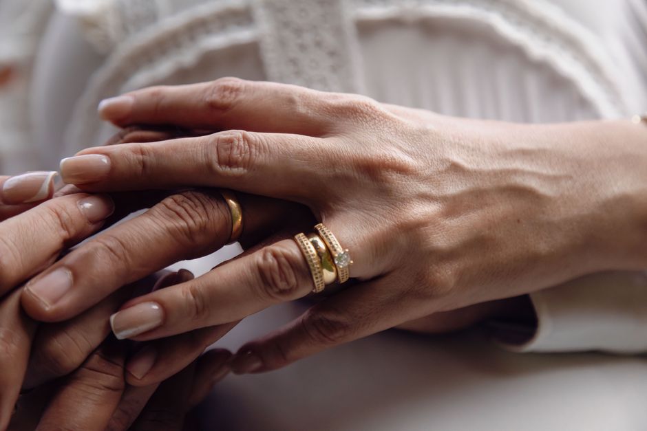 Por que sentimos formigamento nas mãos e quando se preocupar: causas comuns, testes simples em casa e como aliviar com segurança
